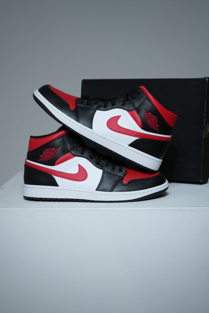 Jordan 1 Mid Black Fire Red (Taille 39)