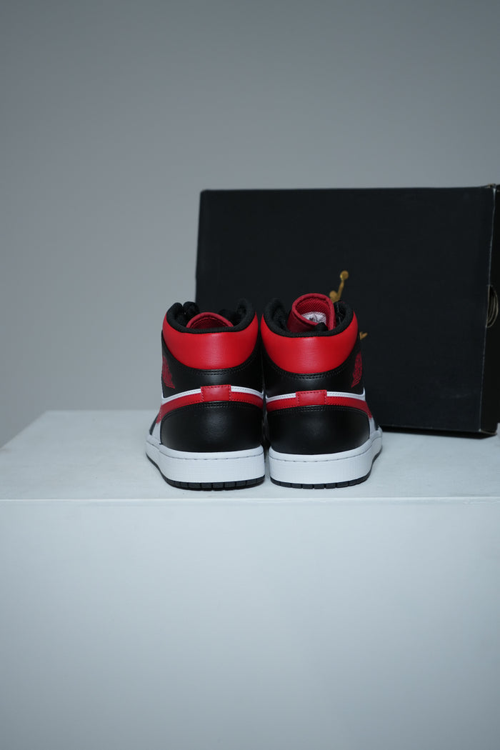 Jordan 1 Mid Black Fire Red (Taille 39)