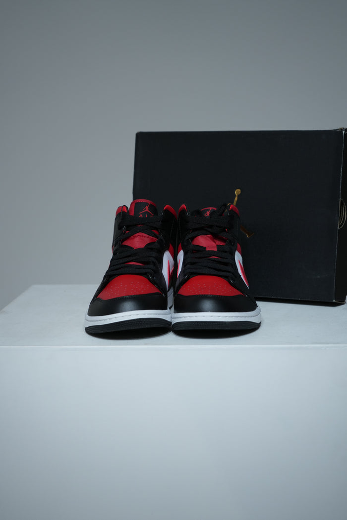 Jordan 1 Mid Black Fire Red (Taille 39)