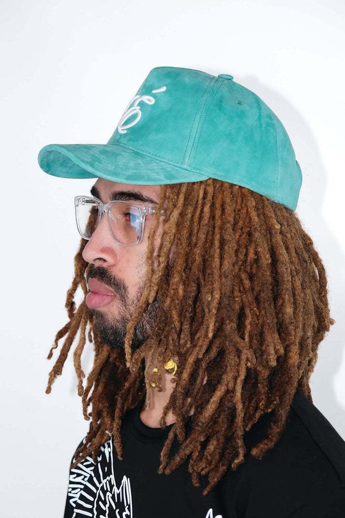 Model wearing Éclectique green suede baseball cap