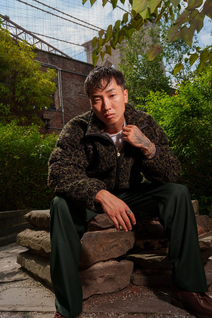 Lifestyle photo of Éclectique leopard fleece jacket outdoors