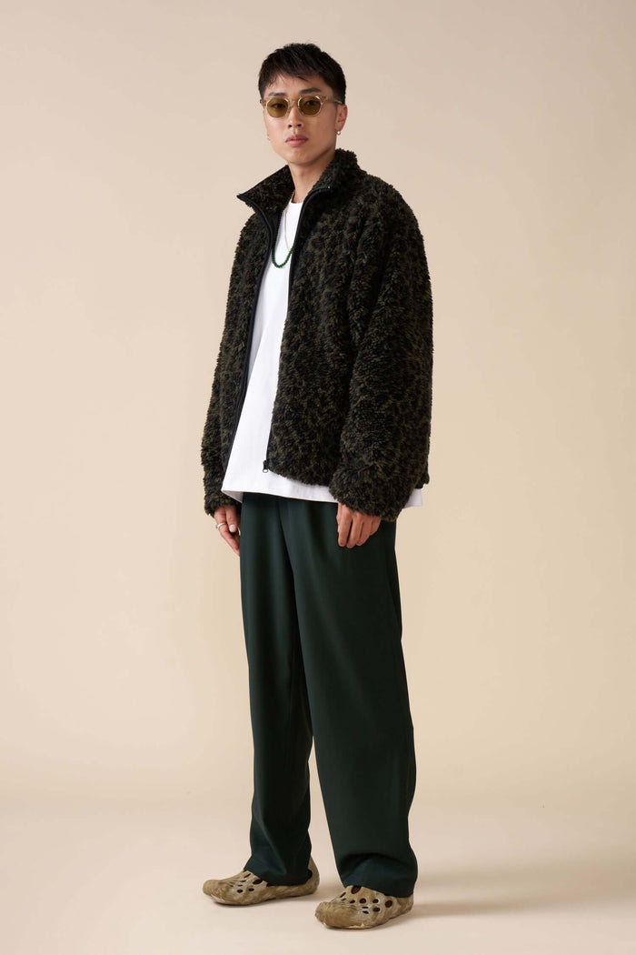 Éclectique leopard fleece jacket styled with casual outfit