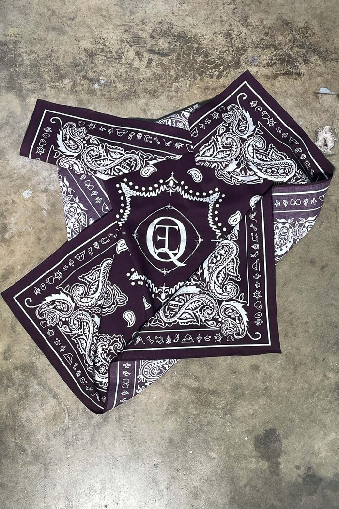 folded view of purple paisley bandana Éclectique